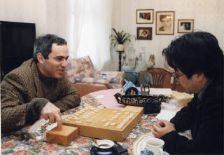 Kasparov plays shogi against Ishiyama
